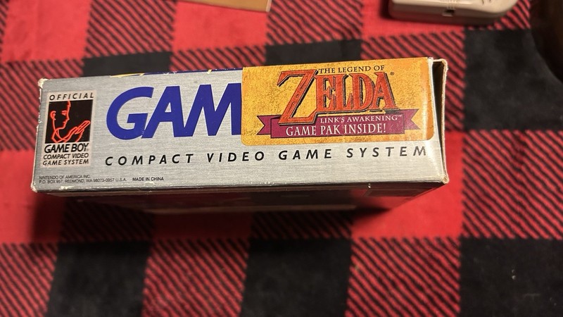 Game Boy DMG-01 The Legend Of Zelda Links Awakening Bundle With Box gallery
