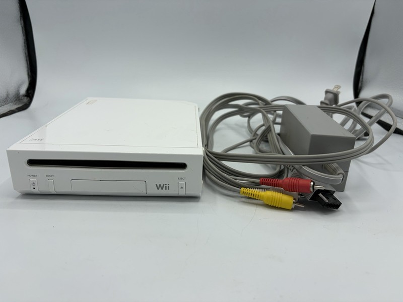 Nintendo Wii Console White RVL-001(USA) With Power Adapter, AV Cord Plus 3 Games