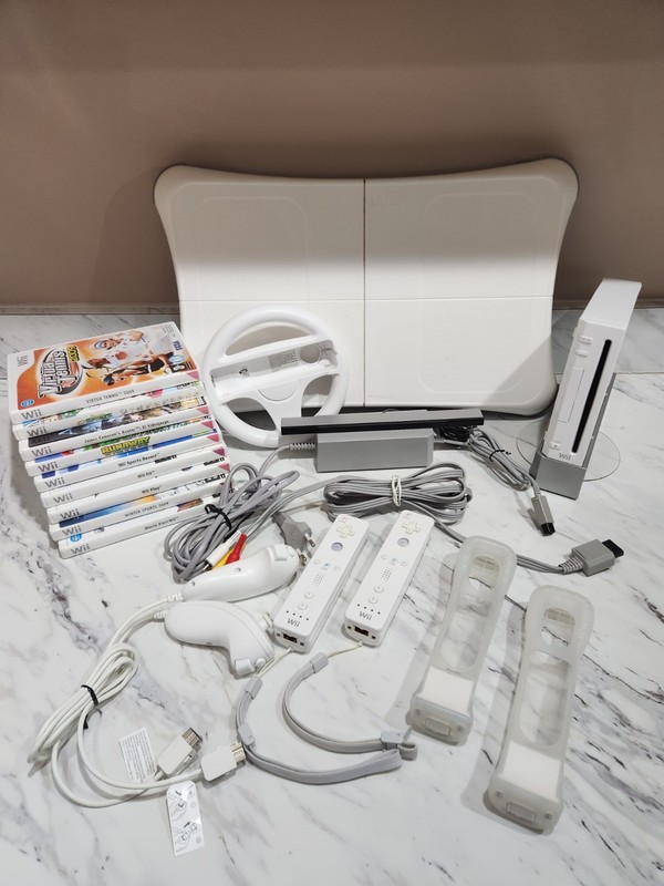 Nintendo Wii White PAL Console RVL-001(EUR) 9 games Fit Board Steering Wheel
