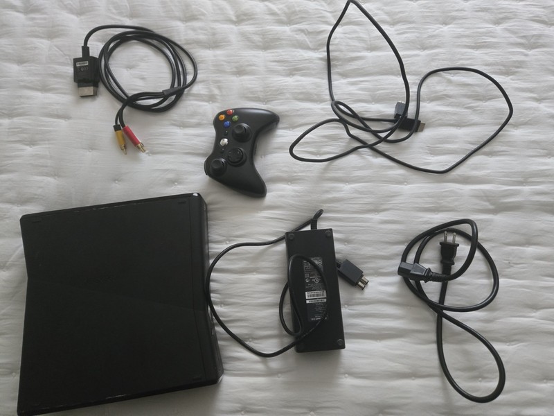 Microsoft Xbox 360 S 4GB Shiny Black Console with Controller and Power Cords