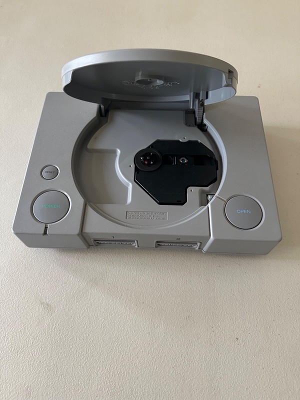 Sony PlayStation SCPH-5501 with 2 controllers, 3 games, 2 memory cards - Tested gallery