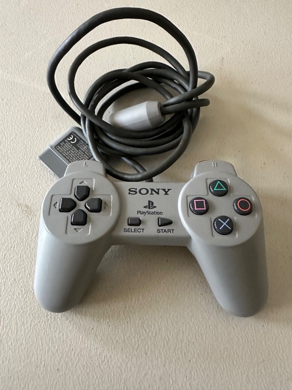 Sony PlayStation SCPH-5501 with 2 controllers, 3 games, 2 memory cards - Tested gallery