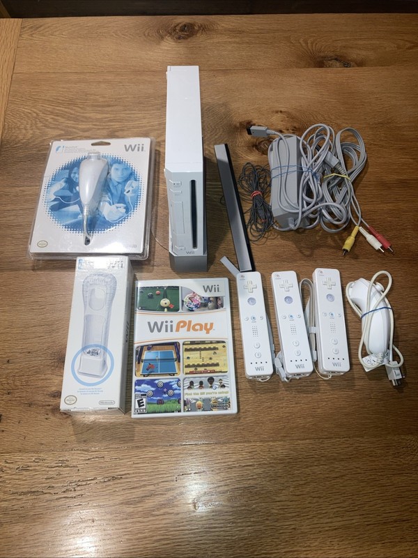 Nintendo Wii Console White RVL-001 GameCube Compatible Complete Bundle