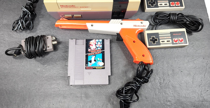 VINTAGE 1985 NINTENDO NES-001 CONTROL DECK BUNDLE MARIO GAME 2 CONTROLLERS GUN gallery