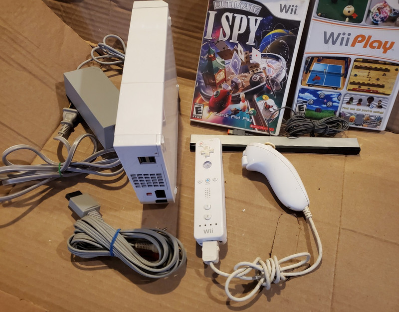 Nintendo Wii Console in White, Gamecube Compatible + games gallery