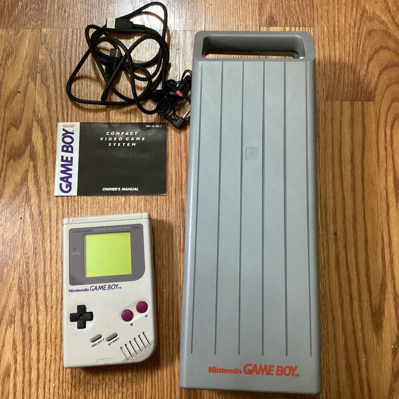 Original Nintendo GameBoy 1989 For Parts/Repair w/Hard Plastic Carrying Case