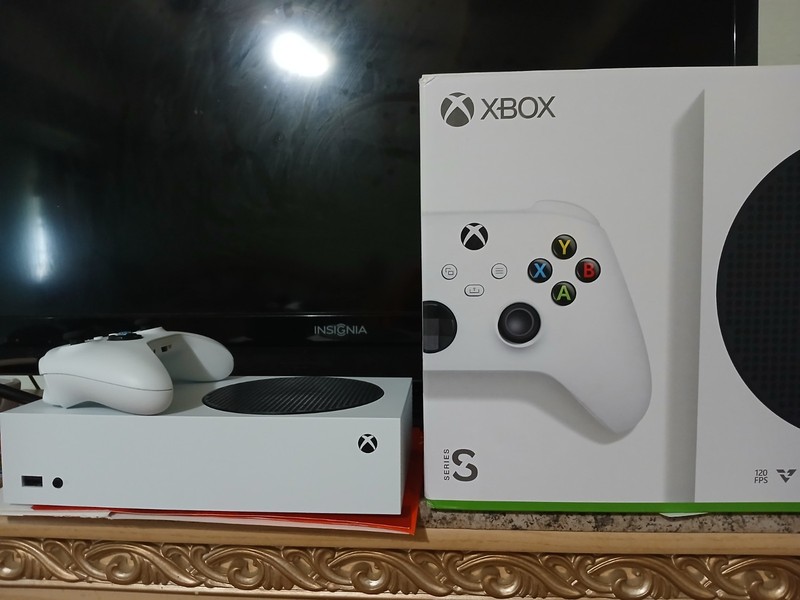 Xbox Series S Digital Edition 512 GB Console (With Original Box), only used once