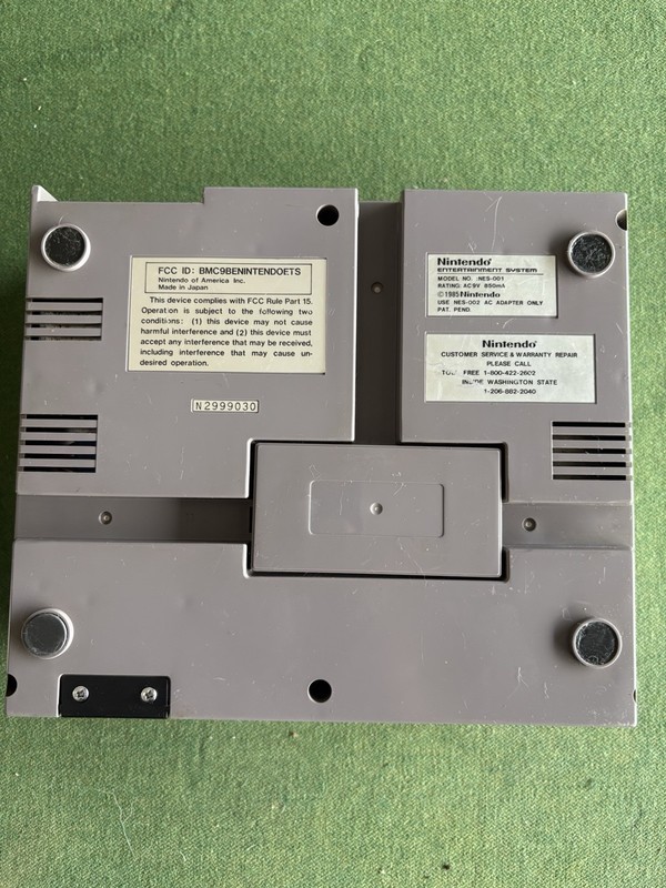 Original Nintendo NES Console and One Controller (UNTESTED) gallery
