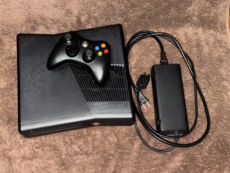 Microsoft Xbox 360 Slim (TESTED) with Power Cable and Controller