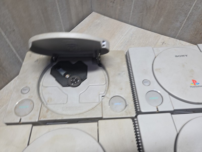 4xPlayStation 1 Console SCPH-5501 SCPH-9001 2x SCPH-1001 gallery