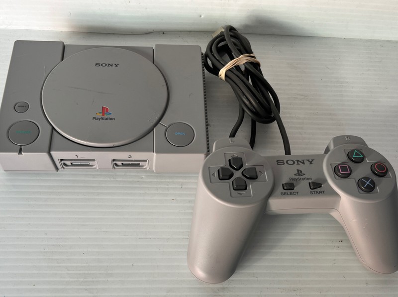 Sony Playstation Mini Classic Console (SCPH-1000R) Plus 1 Controller