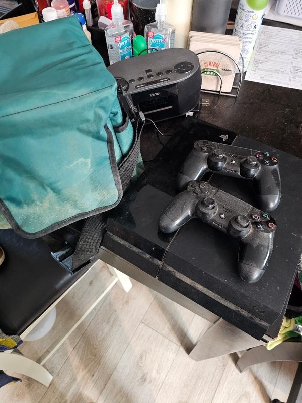 Playstation 4 – 500GB – With Green Game Case, iHome Alarm Clock & Los Santos Map
