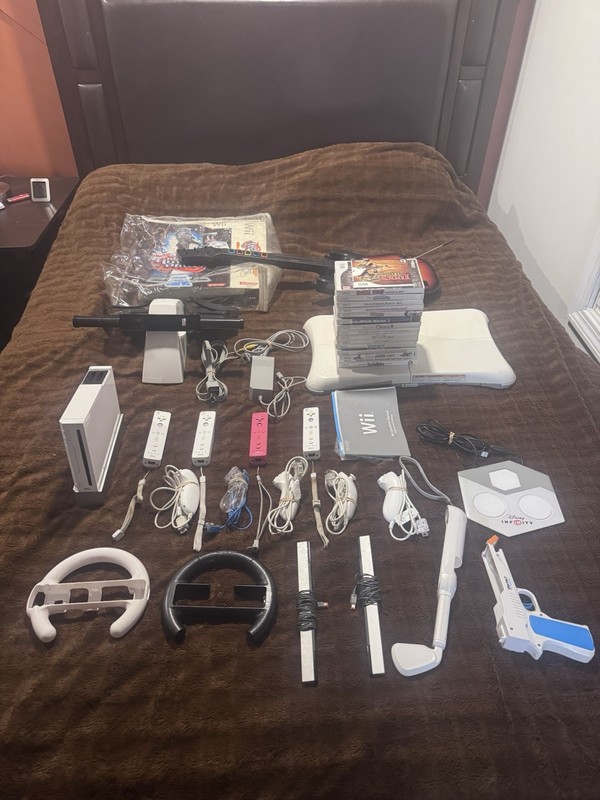 MASSIVE Wii Bundle 16 Games, 4 Controllers, 5 Nunchucks And MORE
