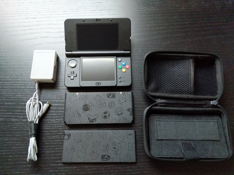 New Nintendo 3DS Super Mario Edition Black With Extras