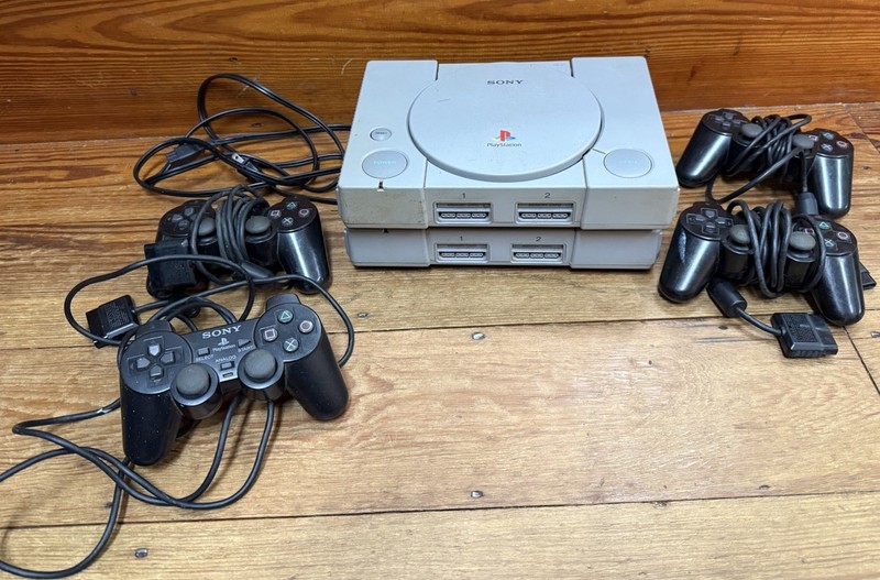 Lot of 2 Sony PlayStation 1 Consoles – SCPH-5501/scph-9001- 4 controllers