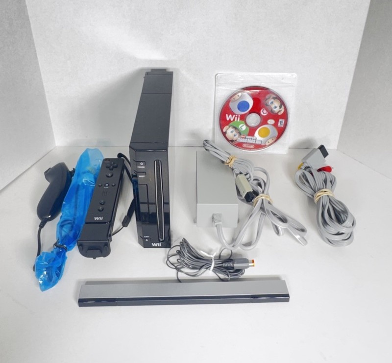 Nintendo Wii Black Console RVL-001 Gamecube Remote Nunchuk Super Mario Bros