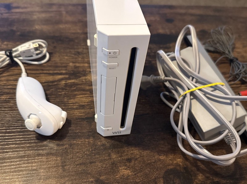 Nintendo Wii Game Console RVL-001 Bundle, USA Version, White J6 gallery