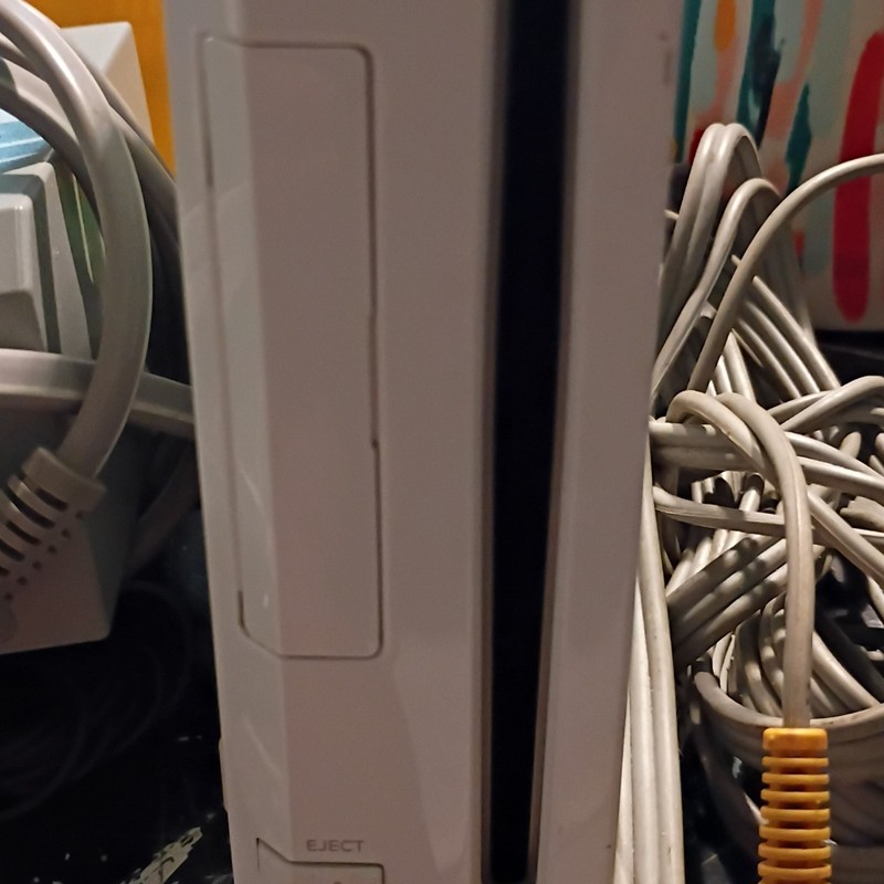 Nintendo Wii RVL-001 White Console NTSC-U/C 480p Backward Compatible 512MB gallery