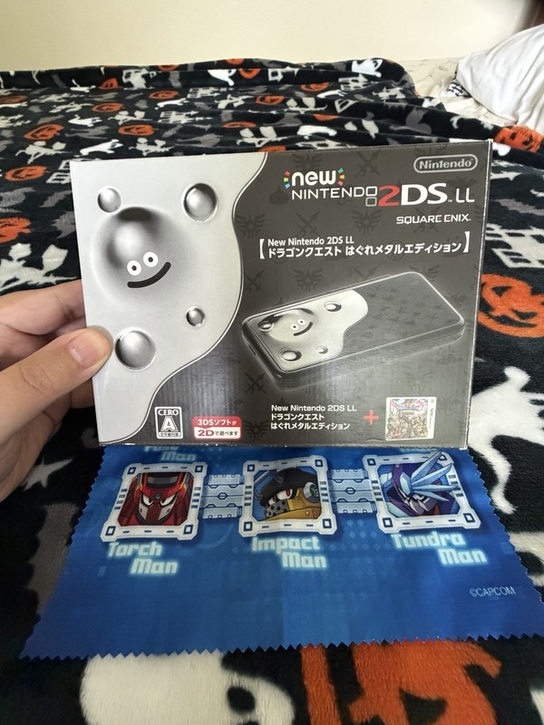 Nintendo New 2DS LL Dragon Quest Hagure Metal Edition Silver Black amiibo 4GB